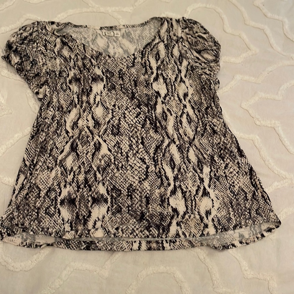 MAURICES 24/7 snakeskin top. Size XL